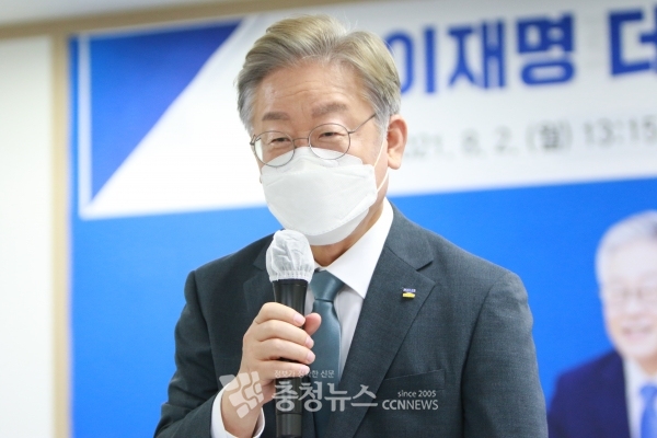 민주당 대선 경선 후보인 이재명 경기도지사가 2일 대전지역 기자간담회에서 모두발언을 하고 있다.