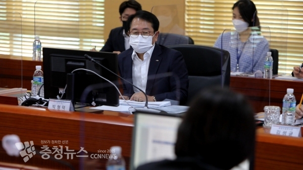 탄소중립 TF 중간보고회를 진행하고 있는 박형덕 서부발전 사장 모습