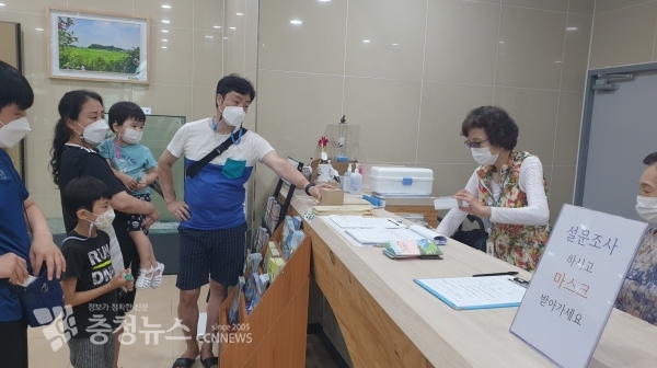 예산황새공원에서 스탬프투어 경품을 배부하는 모습