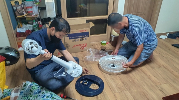 담당공무원이 복지사각지대에 물품을 전달하고 있는 사진