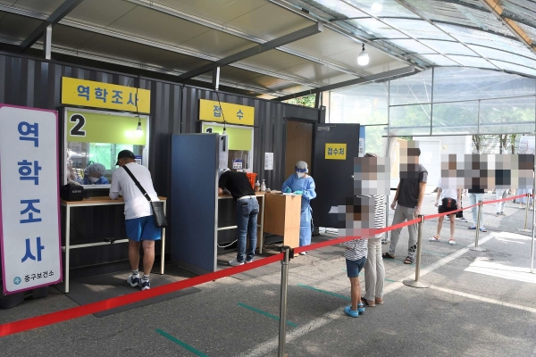 중구선별진료소 근무하는 의료진 모습