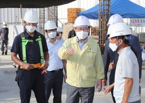 장종태 서구청장은 5일 도안동 행정복지센터 신축공사 현장을 방문하여 폭염 대비책을 점검하고 공사관계자를 격려했다.