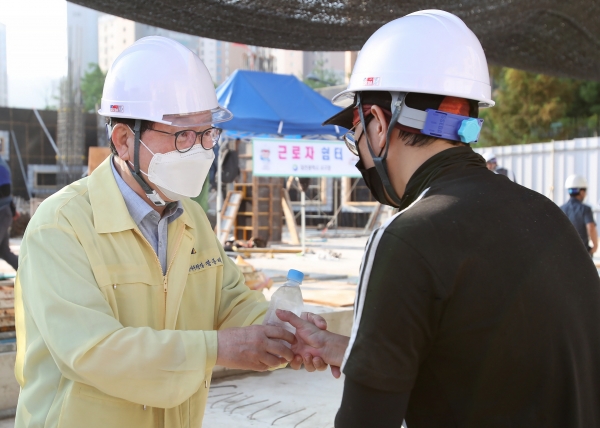 장종태 서구청장은 5일 도안동 행정복지센터 신축공사 현장을 방문하여 폭염 대비책을 점검하고 공사관계자를 격려했다.