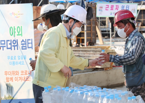 장종태 서구청장은 5일 도안동 행정복지센터 신축공사 현장을 방문하여 폭염 대비책을 점검하고 공사관계자를 격려했다.