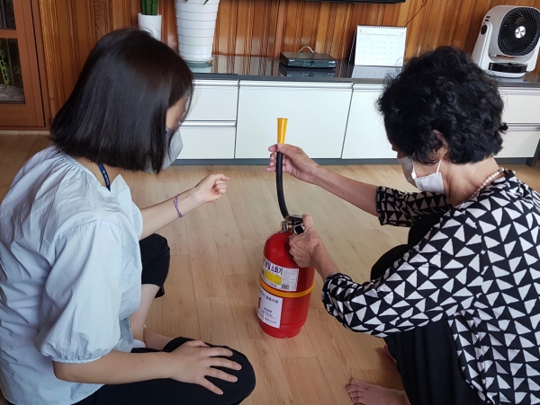 재가 치매 환자 가정 내 주택용 소방시설 보급하는 사진