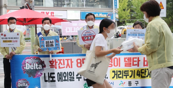 가오동 은어송네거리 일원에서 코로나 19 확산 방지를 위한 거리 캠페인 및 순찰 활동 모습