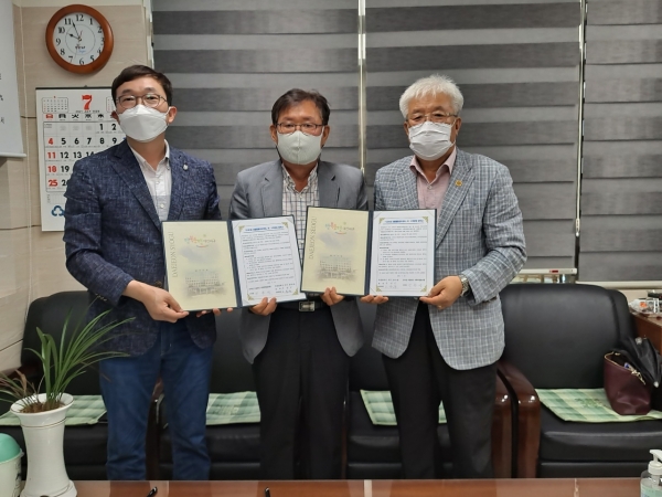 대전 서구 도마1동(동장 송영보, 주민자치회장 오용문)은 도마실 마을관리 사회적협동조합(이사장 정종선)과 생활물품공유센터 운영 위·수탁 협약 체결 모습