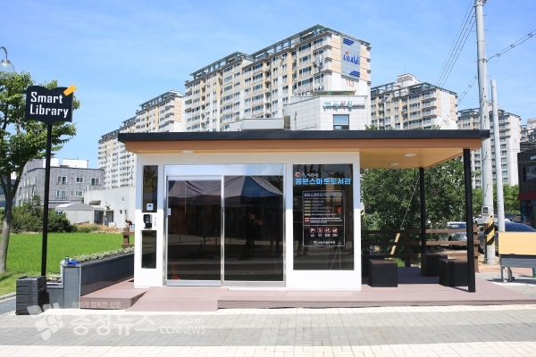 지난 7월 22일 첫 개장한 서산시 동문스마트도서관 전경.