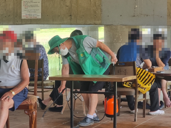 대전중구새마을회, 관내 방역 사각지대 생활방역 모습