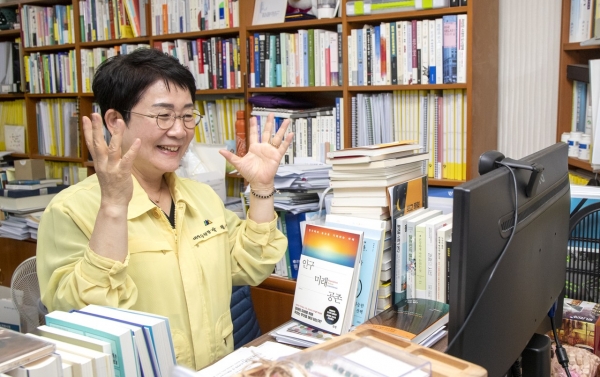 박정현 대덕구청장은 9일 구청 집무실에서 민원담당 온라인 힐링캠프에 참여한 직원들의 노고를 격려하고 힐링캠프에 참여하고 있다