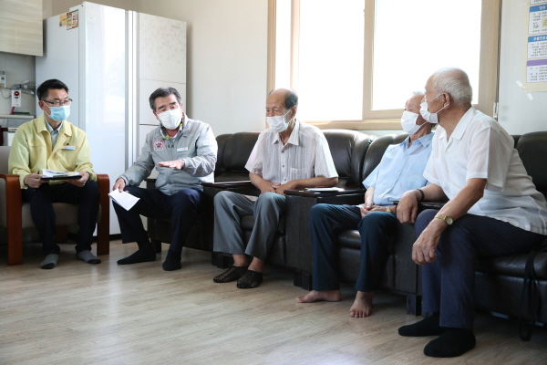 김동일 시장 무더위 쉼터 방문 모습