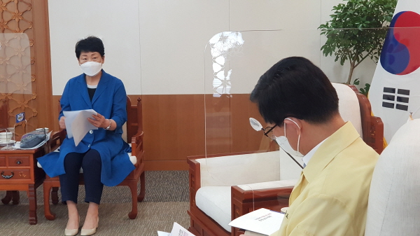 양금봉 위원장이 금강하구 생태복원을 위한 4대 정책방향을 설명하고 있다.