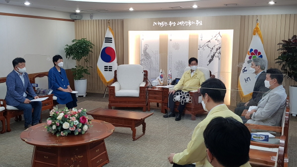 충청남도의회 금강특위 위원들이 금강하구 생태복원을 위한 4대 정책방향의 필요성을 양승조 도지사에게 설명하고 있다.