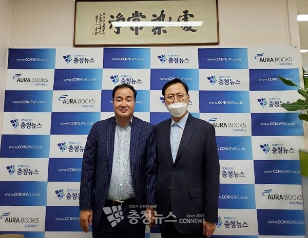 이명수 국민의힘 충남도당위원장(오른쪽)이 9일 충청뉴스를 방문해 김거수 대표와 환담을 나눈 뒤 기념촬영을 하고 있다.