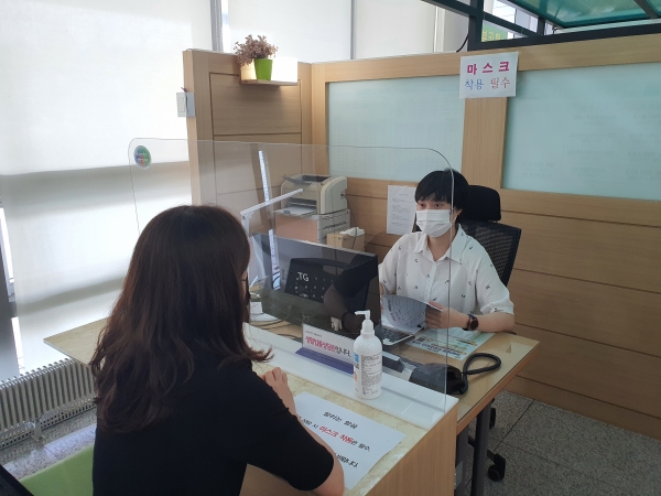 천안시 변호사가 생활법률 무료 상담소에서 민원인과 상담을 진행하고 있다.