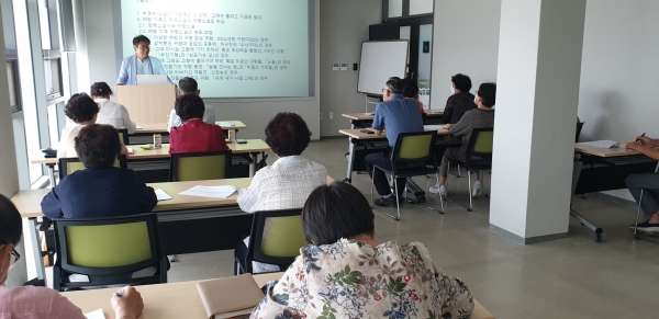 ‘흙을 사랑한 문학가, 향토작가 박경수의 화려한 귀향’이란 주제로 향토문화 인문학 프로그램 진행 모습