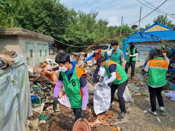 독거노인 가정을 방문해 집안정리 등 주거환경 개선 봉사활동 추진