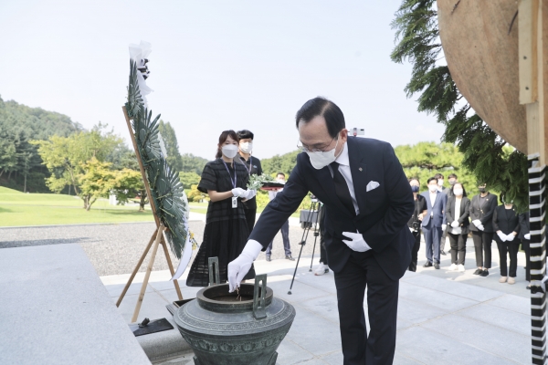 11일 일본군 위안부 피해자 기림의 날(14일)을 맞아 국립망향의동산에서 기림의 날 기념참배 행사에 참석한 박상돈 시장