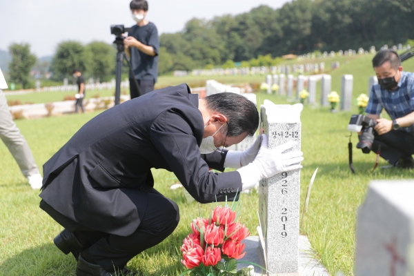 11일 일본군 위안부 피해자 기림의 날(14일)을 맞아 국립망향의동산에서 기림의 날 기념참배 행사에 참석한 박상돈 시장