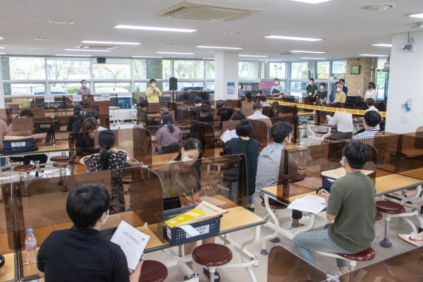 최교진 세종교육감은 11일 도담고를 찾아 검정고시 응시생과 시험 관계자를 격려했다.