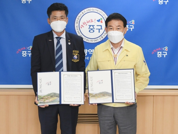 11일 중구청 구민사랑방에서 체결한 동행로타리클럽 취약계층 지원 업무 협약식, 왼쪽부터 동행로타리클럽 김영수 회장, 중구 박용갑 청장