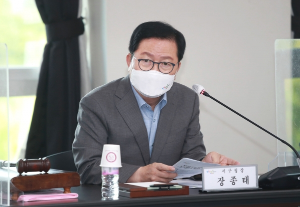 지난 10일 구청 장태산실에서 용역근로자의 정규직 전환을 위한 노‧사‧전문가협의회를 개최하고 40명의 용역근로자를 정규직으로 전환하기로 했다.