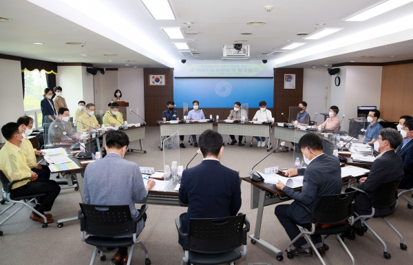 지난 10일 구청 장태산실에서 용역근로자의 정규직 전환을 위한 노‧사‧전문가협의회를 개최 모습