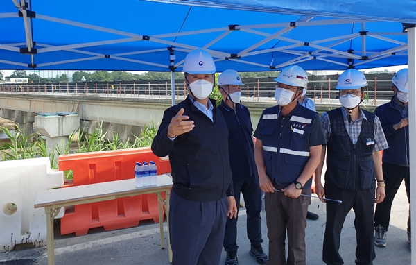 박무익 행복청장이 11일 청주국제공항 광역도로 건설현장을 찾아 점검하고 있다.