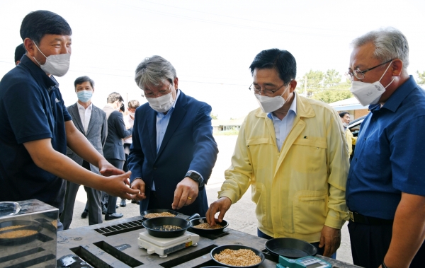 샘골농업협동조합 국산 밀 수매 현장 * 한국농수산식품유통공사 김춘진 사장(오른쪽 두번째), 유진섭 정읍시장(오른쪽 세번째), 샘골농업협동조합 허수종 조합장(오른쪽 첫번째)