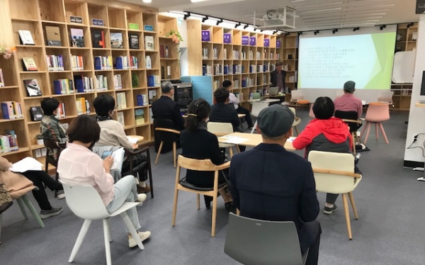 우수독서프로그램 관련 자료사진 - 작은북콘서트 강연