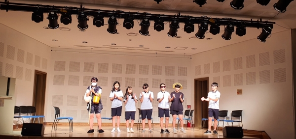 방과후아카데미 다락방 청소년들이 지난 11일  연극 ‘나를 만나다’ 공연 모습