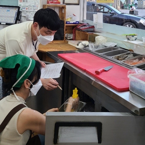 관내 분식점 긴급 점검에 나선 중구청 공무원