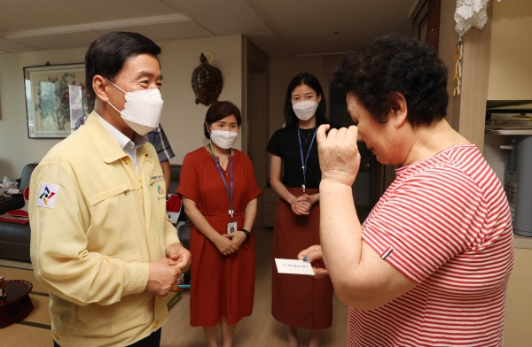 황인호 구청장, 낭월동 독립유공자 유족 위문 모습