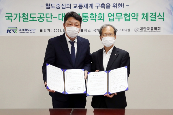 김한영 이사장(오른쪽)이 12일 공단 본사 회의실에서 대한교통학회 이선하 회장(왼쪽)과 협약을 체결하고 기념촬영