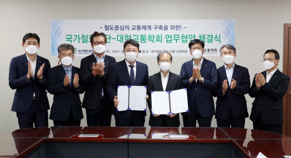 김한영 이사장(왼쪽 5번째)이 12일 공단 본사 회의실에서 대한교통학회 이선하 회장(왼쪽 4번재)과 협약을 체결하고 기념촬영 모습