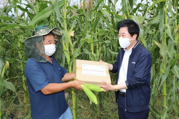 서정훈 홍성농협상임이사(오른쪽)가 무더위로 지친 농업인을 찾아 식염포도당, 얼음스카프 등으로 구성된 폭염키트를 전달하고 있다.