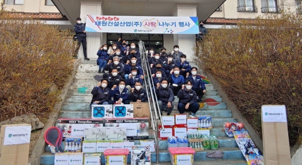 태원건설산업㈜(대표 박재현)은 지난 10일 대전 서구 아동보육시설인 후생학원을 찾아 위문품 전달 및 시설 보수 봉사를 펼쳤다.
