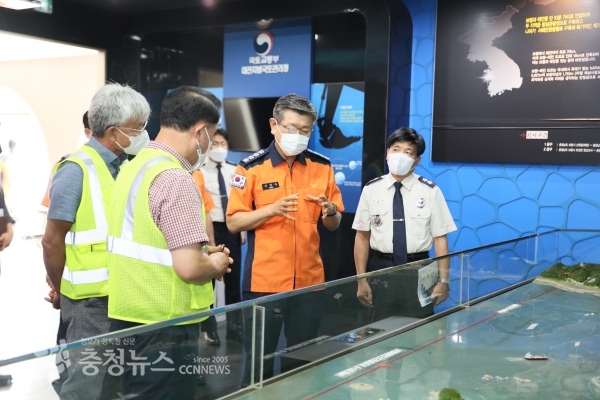 12일 보령해저터널 공사 현장을 찾은 신열우 소방청장이 관계자에게 터널 완공 전후 안전대책을 강조하고 있다. 사진 오른쪽부터 조선호 충남소방본부장, 신열우 소방청장