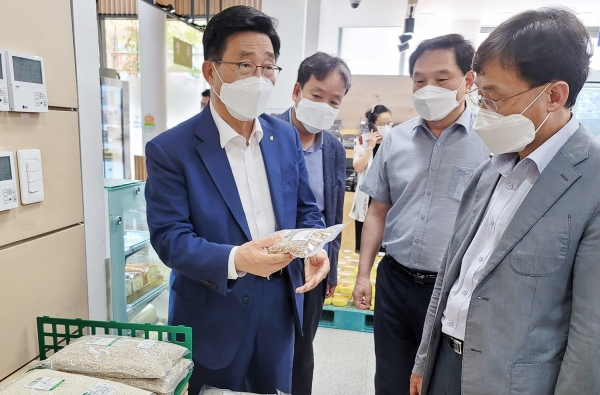 로컬푸드직매장 방문 현장 사진 * 한국농수산식품유통공사 김춘진 사장(왼쪽 첫 번째), 세종로컬푸드(주) 강성규 대표이사(오른쪽 두 번째)
