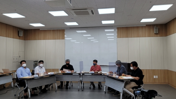 (왼쪽부터) 윤현석 대표, 황석연 서기관, 이희원 센터장, 정석 교수, 유선종 상임이사, 권오상 대표가 제1회 아산도시포럼에서 토론을 펼치고 있다