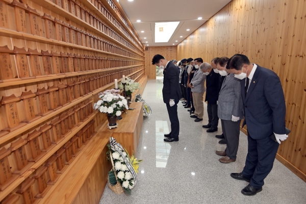 김정섭 공주시장, ‘제76주년 광복절 기념’ 보훈공원 참배