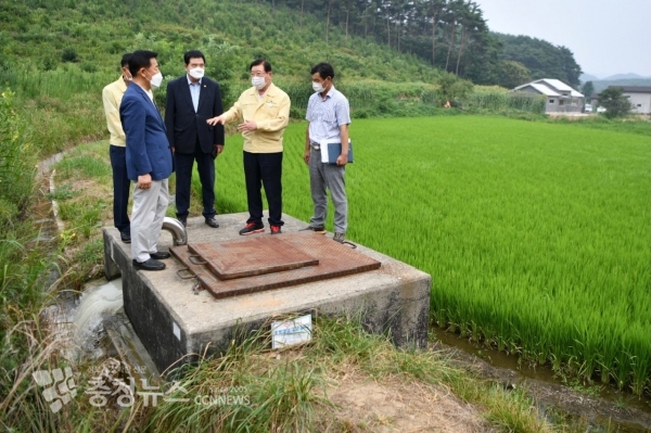 김석환 홍성군수는 지난 12일 용수공급 현장을 점검하고 있다.