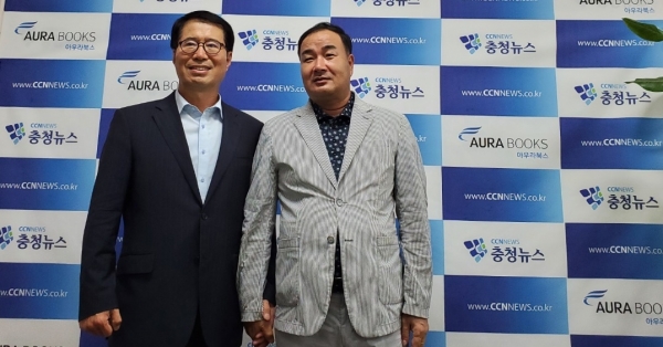 양홍규 국민의힘 대전시당위원장과 김거수 충청뉴스 대표가 13일 기념촬영을 하고 있다.