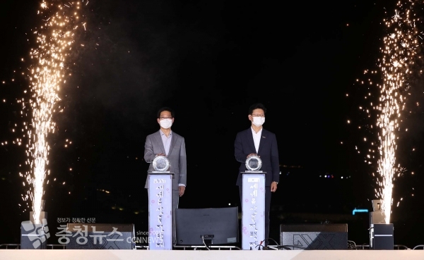 양승조 충남도지사(왼쪽)가 13일 공주 신관공원에서 열린 백제역사 유적지구 2021 세계유산축전 개막식에서 김정섭 공주시장과 함께 개막 퍼포먼스를 하고 있다.