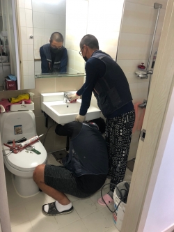 지체(척추)장애 대상자 가구에 대상자 키에 맞춰 편리하게 세면대를 사용할 수 있도록 높낮이 조절세면대를 설치하고 있다.