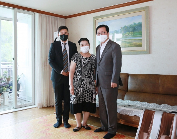 장종태 서구청장은 광복절을 맞아 김철규 애국지사 유족의 자택을 방문하여 위문품을 전달