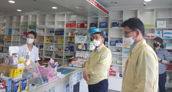 강규창 부구청장과 직원들이 관내 사업장 등을 방문해 방역수칙을 안내하며 애로사항 등을 청취하고 있는 모습.