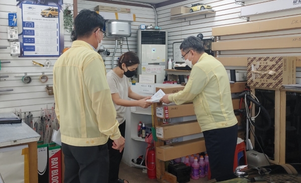강규창 부구청장과 직원들이 관내 사업장 등을 방문해 방역수칙을 안내하며 애로사항 등을 청취하고 있는 모습.