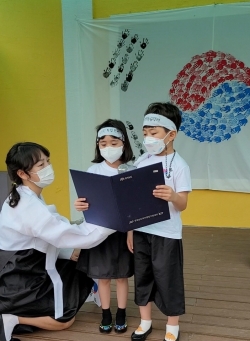 독립기념문을 낭독하고 있는 좋은나무어린이집 원생들