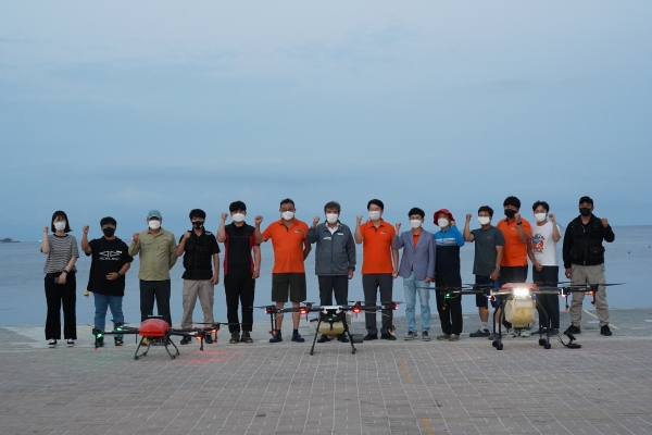 대천해수욕장 백사장 일원에서 드론을 활용한 방역 소독 모습